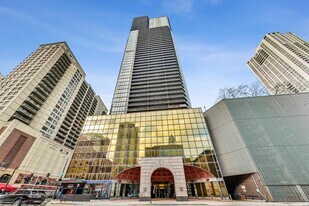 10 E Ontario St in Chicago, IL - Building Photo