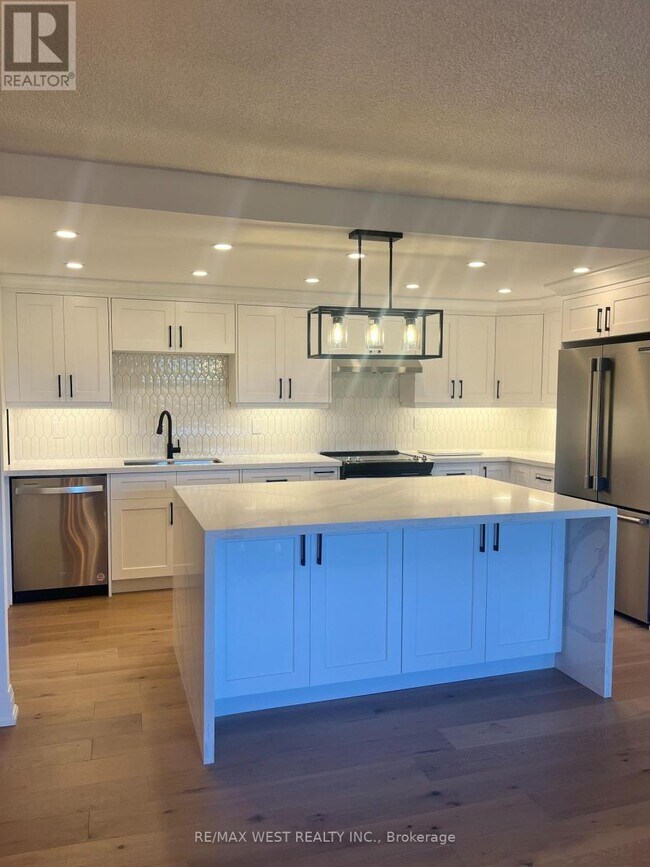 1535 Lakeshore Rd E in Mississauga, ON - Building Photo - Building Photo