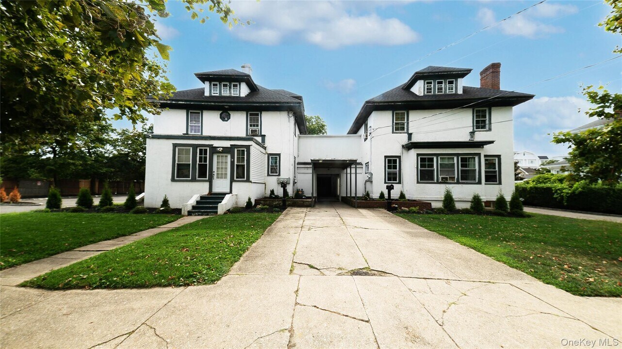 22 Bay Shore Ave in Bay Shore, NY - Building Photo