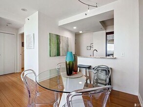 425 1st St, Unit 11 in San Francisco, CA - Foto de edificio - Building Photo