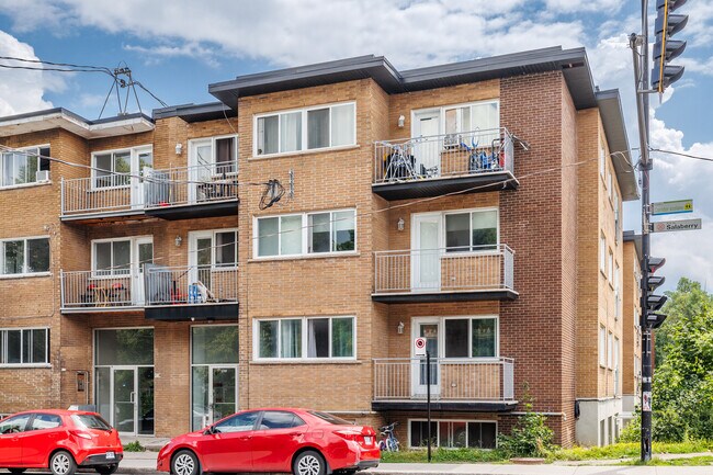 5740 De Salaberry Rue in Montréal, QC - Building Photo - Building Photo