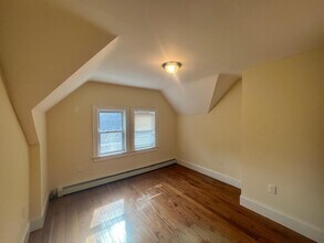 102 Sycamore St, Unit #3 in Somerville, MA - Foto de edificio - Building Photo