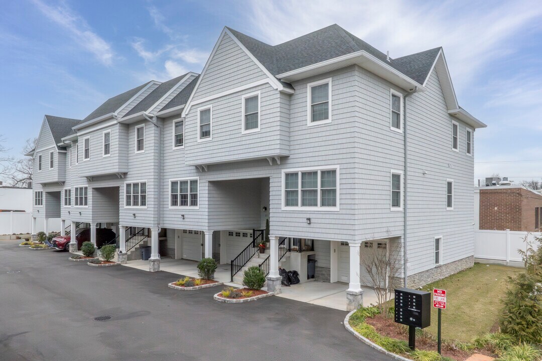 Fairfield Townhomes at Valley Stream in Valley Stream, NY - Foto de edificio