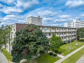 Glen Oaks in Brampton, ON - Building Photo - Building Photo