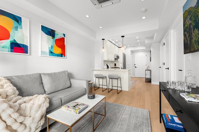 323 E 53rd St in New York, NY - Building Photo - Building Photo
