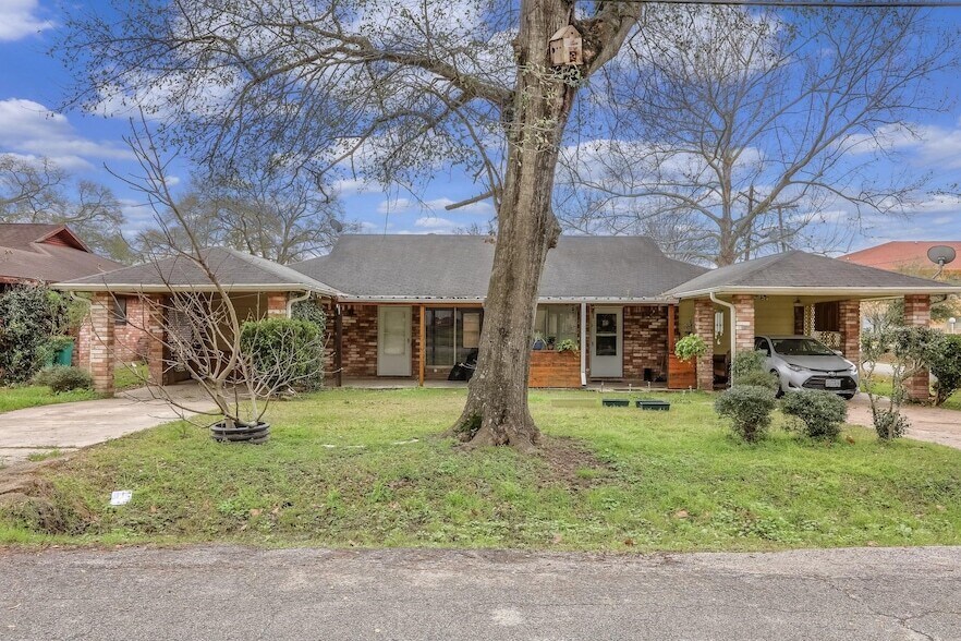 1013 Mccall Ave in Conroe, TX - Building Photo
