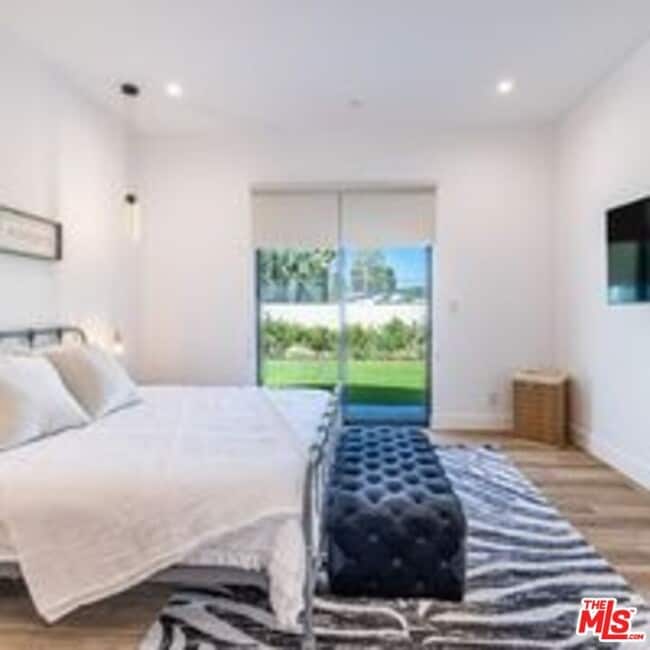 22747 Erwin St in Los Angeles, CA - Building Photo - Building Photo