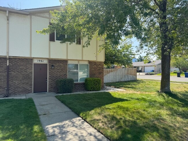 1961 Parkridge Dr