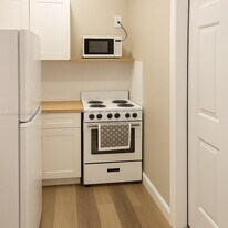 8400 NW 25th St in Sunrise, FL - Building Photo