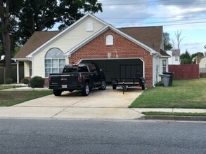 229 Derosa Dr in Hampton, VA - Foto de edificio - Building Photo