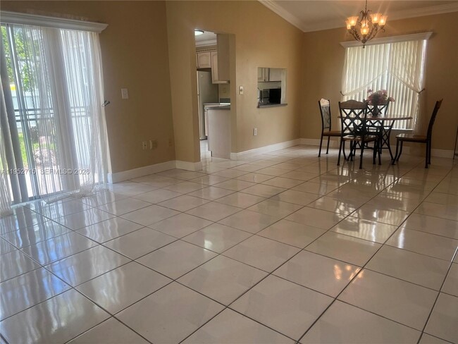 5827 NW 197th Ter in Hialeah, FL - Foto de edificio - Building Photo