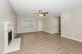 4919 Wolfcreek View in College Park, GA - Foto de edificio - Building Photo
