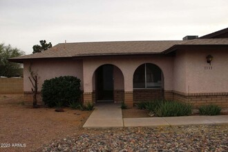 1333 E Grove Cir in Mesa, AZ - Building Photo - Building Photo