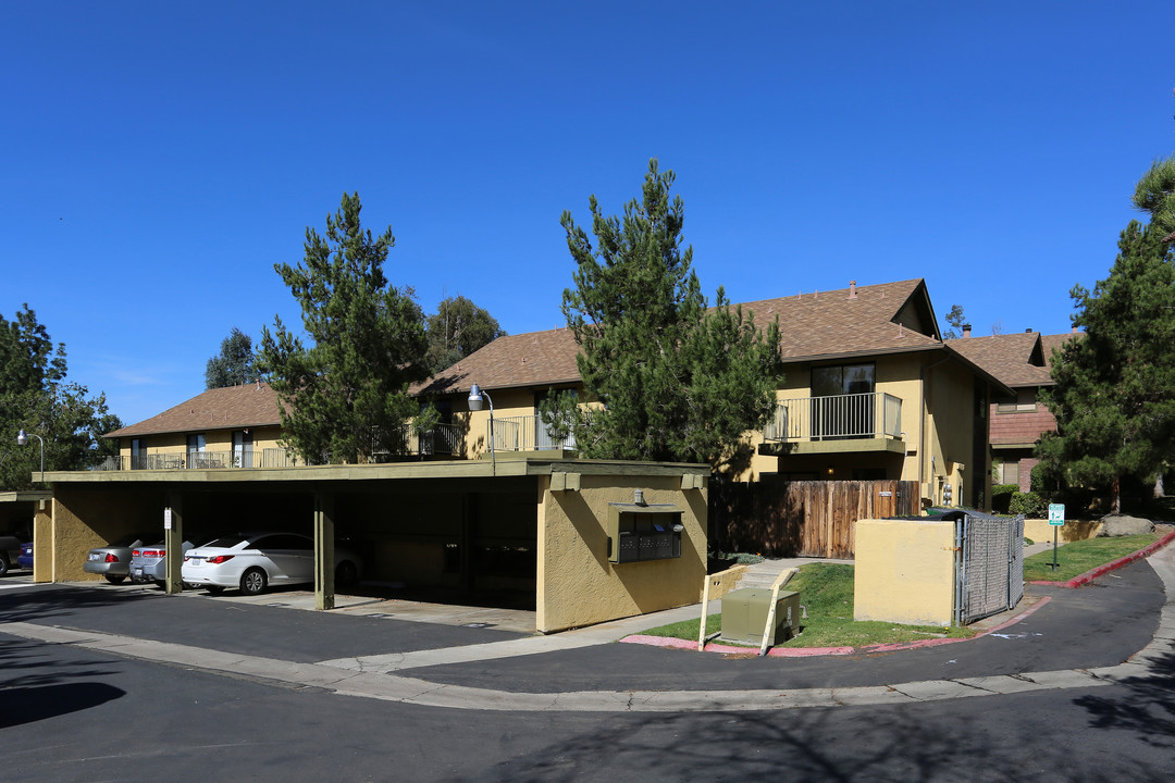 Ridge Crest Condominiums in Alpine, CA - Foto de edificio