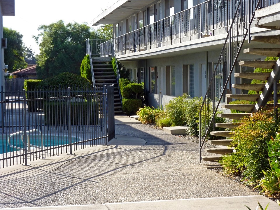 Plaza Garden Apartments in Turlock, CA - Building Photo