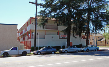 Vanowen Court Apartments in Van Nuys, CA - Building Photo - Building Photo