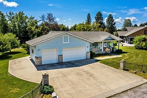 402 Upper Humbird Dr in Sandpoint, ID - Building Photo