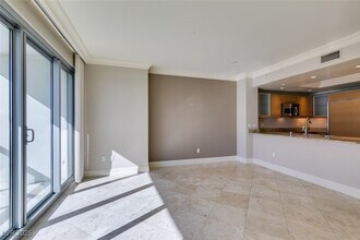 222 Karen Ave in Las Vegas, NV - Building Photo - Building Photo