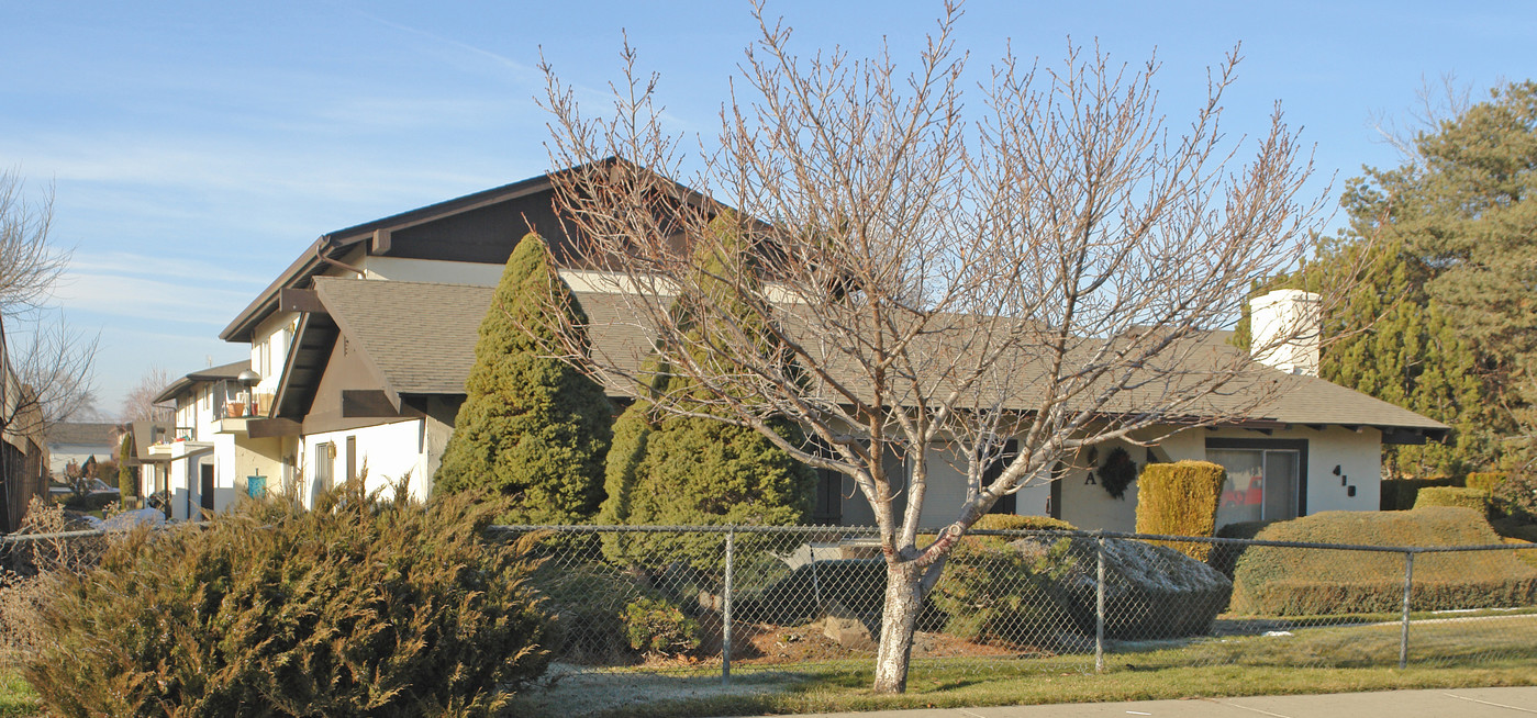 Westwood Court in Yakima, WA - Building Photo