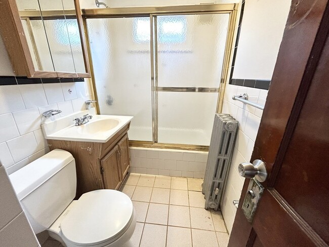 11 Romsey St, Unit uni3 3-bed 1-bath in Boston, MA - Foto de edificio - Building Photo