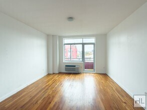NO FEE / Spacious Sunlit Bushwick Studio / in Brooklyn, NY - Foto de edificio - Building Photo