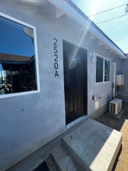 2516 E Anaheim St in Long Beach, CA - Building Photo