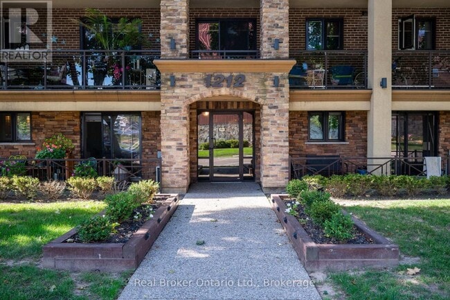 1212 Fennell Ave E in Hamilton, ON - Building Photo - Building Photo