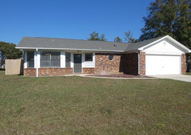 5749 Dove Dr in Pace, FL - Building Photo