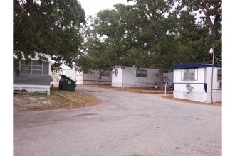 Woodlawn Courts Mobile Home in Denison, TX - Building Photo - Building Photo