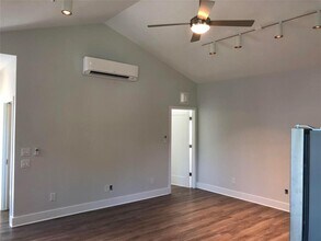 1303 E Cesar Chavez St in Austin, TX - Building Photo - Building Photo