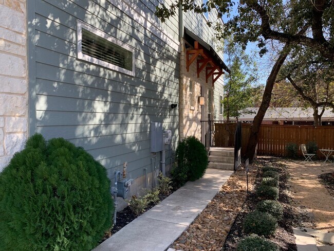 7914 Roanoke Run in San Antonio, TX - Building Photo - Building Photo