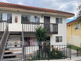 326 Hillside Terrace in Vista, CA - Building Photo