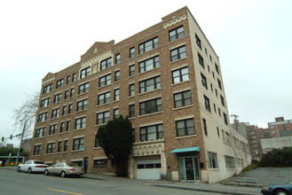 Cavalier Apartments in Seattle, WA - Building Photo - Building Photo