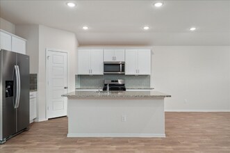 379 Wayne Way in Canyon Lake, TX - Building Photo - Building Photo