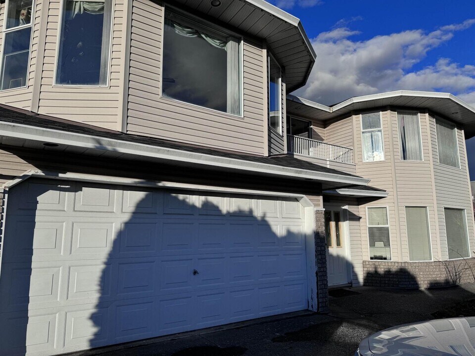 15297 92 St in Surrey, BC - Building Photo