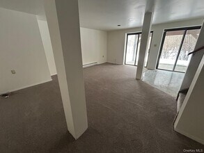 8004 Chelsea Cove N in Hopewell Junction, NY - Foto de edificio - Building Photo