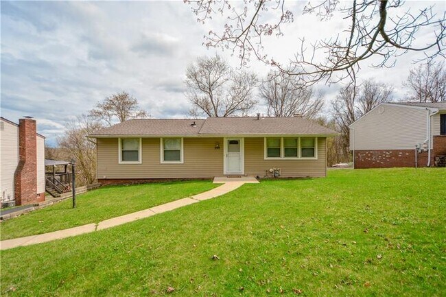 208 Glengarry Dr in Coraopolis, PA - Building Photo - Building Photo