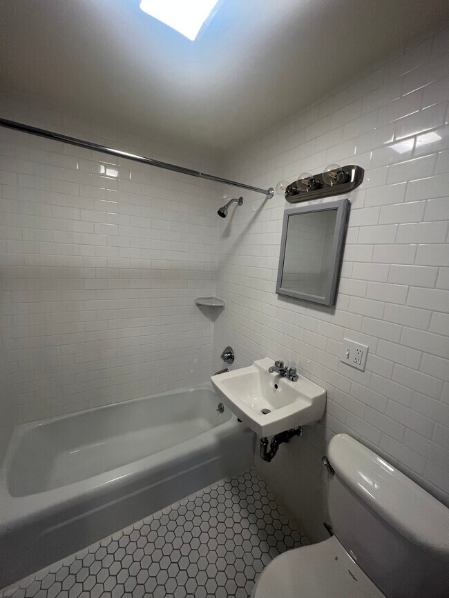 152 North Beacon St, Unit 3 in Boston, MA - Building Photo - Building Photo