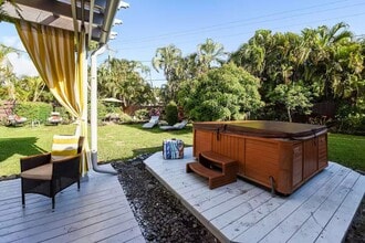 1201 Bayview Dr in Oakland Park, FL - Building Photo - Building Photo