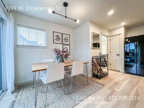 7399 NE Stonewater St in Hillsboro, OR - Foto de edificio - Building Photo