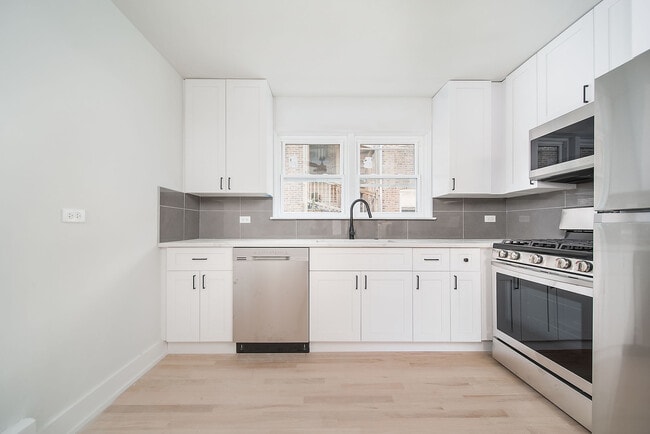 5201 W Wellington Ave in Chicago, IL - Building Photo - Building Photo