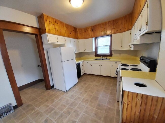 1102 Chicago St in Green Bay, WI - Building Photo - Building Photo