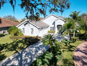 2607 Grand Lakeside Dr in Palm Harbor, FL - Foto de edificio - Building Photo