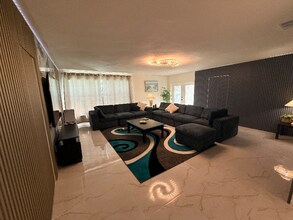 4381 Shore Acres Blvd NE in St. Petersburg, FL - Foto de edificio - Building Photo