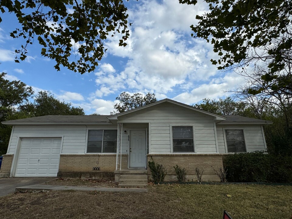 609 S 5th St in Copperas Cove, TX - Building Photo