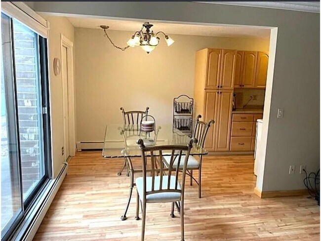 4560 Cedar Lk Rd S in Minneapolis, MN - Building Photo - Building Photo