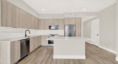 1556 NW 110th Ave in Miami, FL - Building Photo - Building Photo