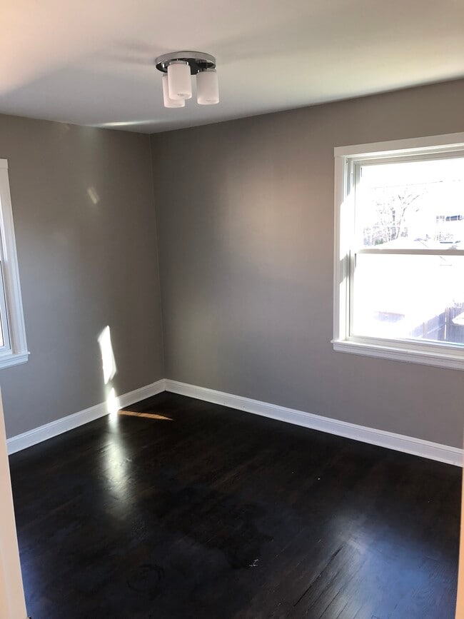 3306 S 7th St, Unit 2 Bedroom Lower in Milwaukee, WI - Foto de edificio - Building Photo