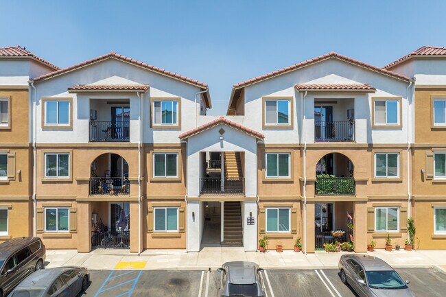 Arrow Apartments in Fontana, CA - Foto de edificio - Building Photo