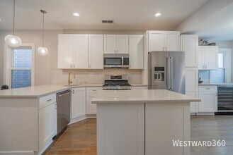 2344 N Oakley Ave in Chicago, IL - Building Photo - Building Photo